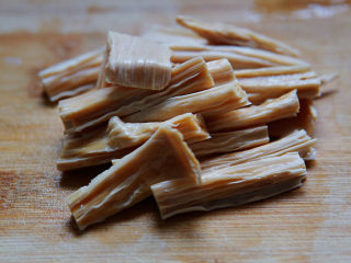 9、炒合菜,腐竹攥干水分,切寸段