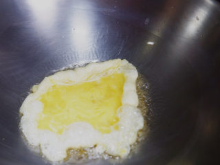 11、炒合菜,高温爆炒蛋液至凝固,盛出备用