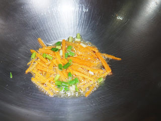 12、炒合菜,下入胡萝卜丝,小葱花煸炒片刻