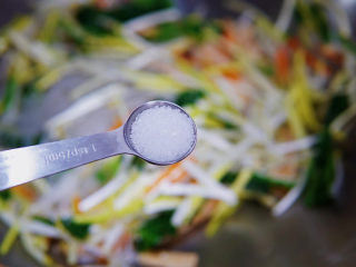 14、炒合菜,把所有食材一起入锅,快速煸炒均匀,加盐调味