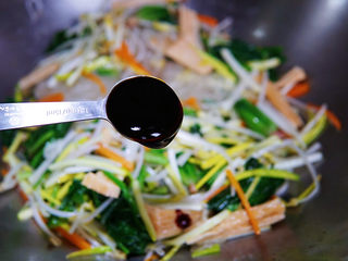 15、炒合菜,加蚝油提鲜增香,快速翻炒均匀