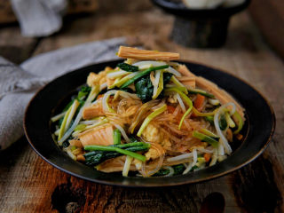 17、炒合菜,不管是配米饭,还是馒头、烙饼,这道菜都特别合口,咸鲜爽口,一大盘上桌,家人都抢着吃,好吃,营养丰富