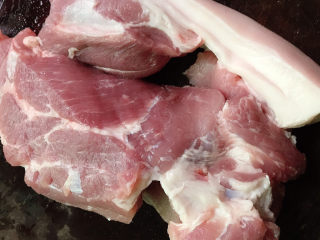 1、广式叉烧,准备好猪肉冲洗干净