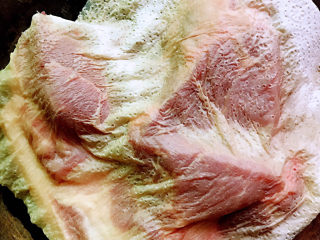 2、广式叉烧,用厨房纸巾拭干水分