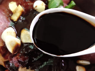 8、广式叉烧,放入老抽