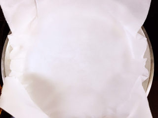 13、广式叉烧,取一个盘子，上面铺上油纸