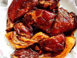 15、广式叉烧,将猪肉放在油纸上，姜蒜等调料就不要了，容易糊