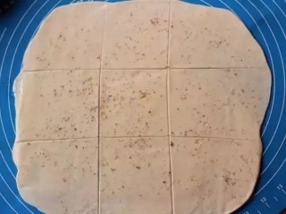4、飘香酱香饼,用刀划成九宫格