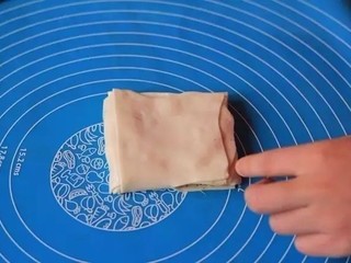 6、飘香酱香饼,再擀成圆饼，放入电饼铛烙饼