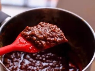 7、飘香酱香饼,调制酱料，把豆瓣酱，黄豆酱，蒜蓉辣酱加油混合熬制。