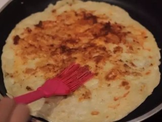 8、飘香酱香饼,饼烙熟刷酱
