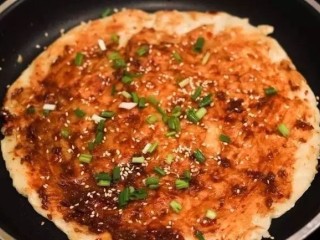9、飘香酱香饼,撒上小葱，白芝麻