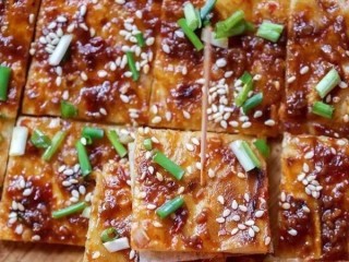 10、飘香酱香饼,切成九宫格入盘