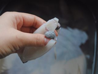 3、沙茶鱿鱼,再取出下面的沙囊