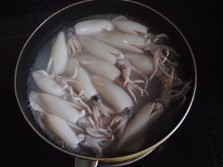 5、沙茶鱿鱼,鱿鱼飞水半分钟后捞出沥干水分