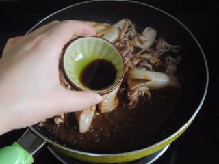 10、沙茶鱿鱼,倒入酱油