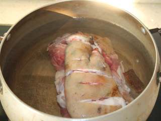 2、焖猪蹄,猪蹄凉水下锅焯水,锅内加料酒一大勺,桂皮一块,开始大火煮,水开后转中火再煮15-20分钟