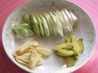 3、焖猪蹄,焯水期间,葱切斜刀,姜蒜切片