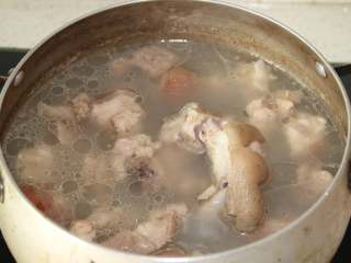 4、焖猪蹄,如图,大约25—30分钟后,血水 杂物都煮出來,猪蹄煮至3-4分熟,关火