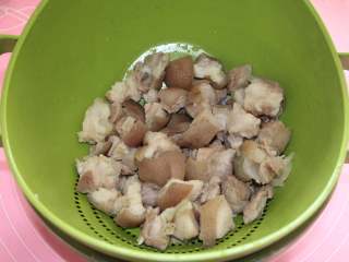 5、焖猪蹄,如图,将焯水后的猪蹄捞出过凉水冲洗,把皮上的猪毛摘干净,还记得把骨头去掉