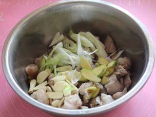 7、焖猪蹄,如图,将准备好的葱姜蒜到倒入盆中