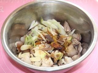 8、焖猪蹄,如图,加老抽 生抽 白胡椒粉 料酒