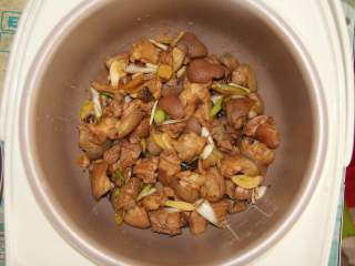 10、焖猪蹄,如图将盆中食材全部倒入电饭煲