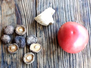 1、西红柿香菇汤,准备食材