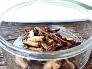 4、西红柿香菇汤,装碗备用