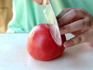 7、西红柿香菇汤,西红柿一切二