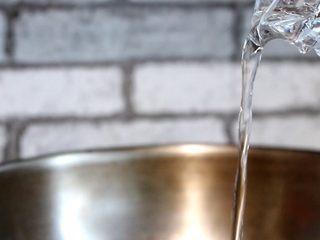 14、西红柿香菇汤,倒入清水，沸腾后，加入适量盐调味即可