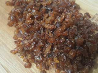 1、椰蓉枸杞月饼,1.葡萄干稍微切碎备用。