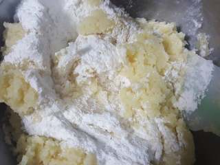 7、椰蓉枸杞月饼,7.用刮刀压拌均匀。