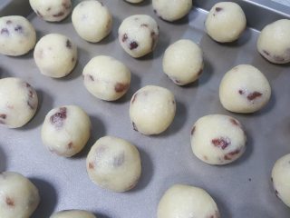 14、椰蓉枸杞月饼,14.将椰蓉馅分成52g一个。