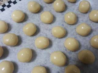 15、椰蓉枸杞月饼,15.饼皮分为23克一个，我做了75克的月饼，饼皮与馅料的比一般是7:3。