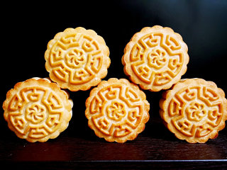 22、椰蓉枸杞月饼,成品