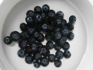 1、蓝莓酱,蓝莓放入水中，加少许盐浸泡，再用清水冲洗干净