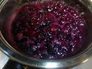 5、蓝莓酱,开火，煮开后转小火慢熬