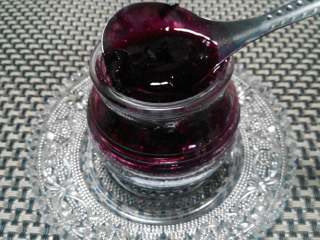 6、蓝莓酱,关火，盛入消毒干净的瓶子中即可