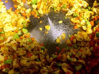 11、西兰花紫菜饭团,放入适量盐翻炒均匀