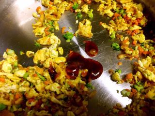 12、西兰花紫菜饭团,放入适量蚝油