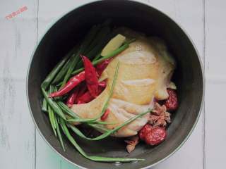 6、吮指鸡腿,把煎好的鸡腿放入干净的小锅内,放入香料