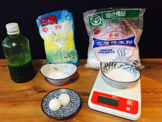 1、咸蛋黄肉松网红青团,这是所有的食材，大家可以看一下。