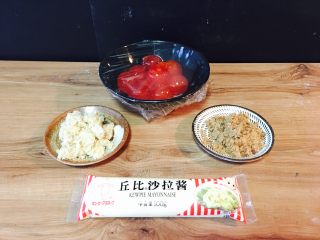 2、咸蛋黄肉松网红青团,这是做咸蛋黄馅的食材。肉松用到两种。咸蛋黄剥好，要在煤气上蒸熟。