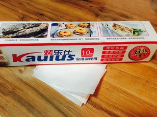 3、咸蛋黄肉松网红青团,这个油纸，回头包好，放上面，防粘。包好放上面之前，我刷了刷油