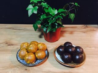 4、咸蛋黄肉松网红青团,做好的咸蛋黄肉松馅，豆沙馅。每个20克。