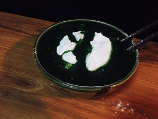 5、咸蛋黄肉松网红青团,第一步：称好澄粉。第二步，加入滚开的水，切记，一定要开水。第三步，加糯米粉。第四步，加麦青汁。第五步，加熟猪油。搅拌。大致拌一下，随后可以放到桌面上，开始揉。全部揉均匀即可。