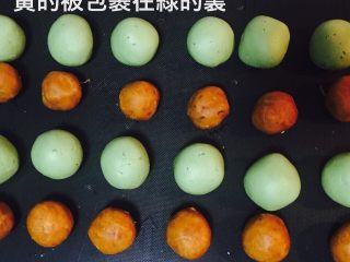 6、咸蛋黄肉松网红青团,秤一下，每个外皮30克，每个蛋黄馅，20克。