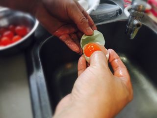 7、咸蛋黄肉松网红青团,老妈在洗咸蛋，蛋白太多，都不要了。菜场卖咸蛋的，看到我笑不动，这次断断续续买了他三百多个咸鸭蛋。