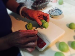 8、咸蛋黄肉松网红青团,老妈帮着称外皮